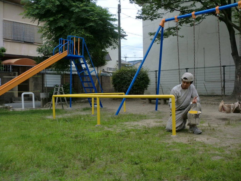 八尾市内の公園遊具の塗装