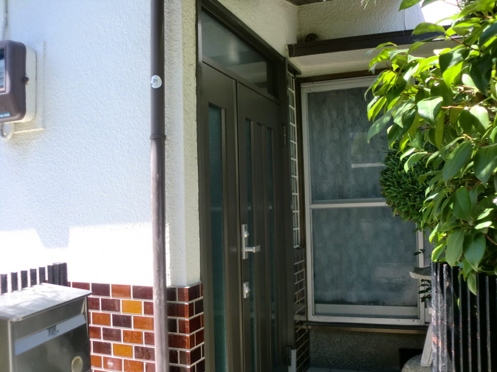八尾市のお家の玄関木枠塗装