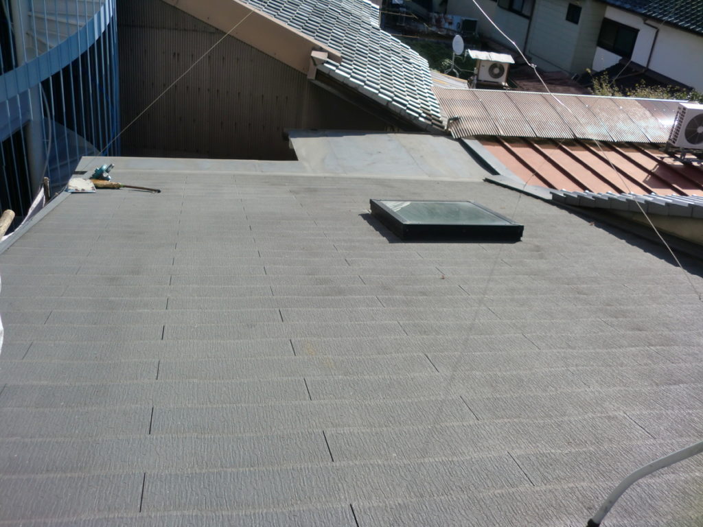 カラ―ベスト屋根にタスペーサーを設置ー八尾市 宮川塗装