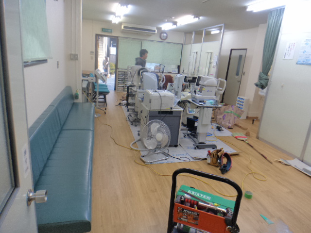 八尾市山本町の某医院で床長尺シート工事