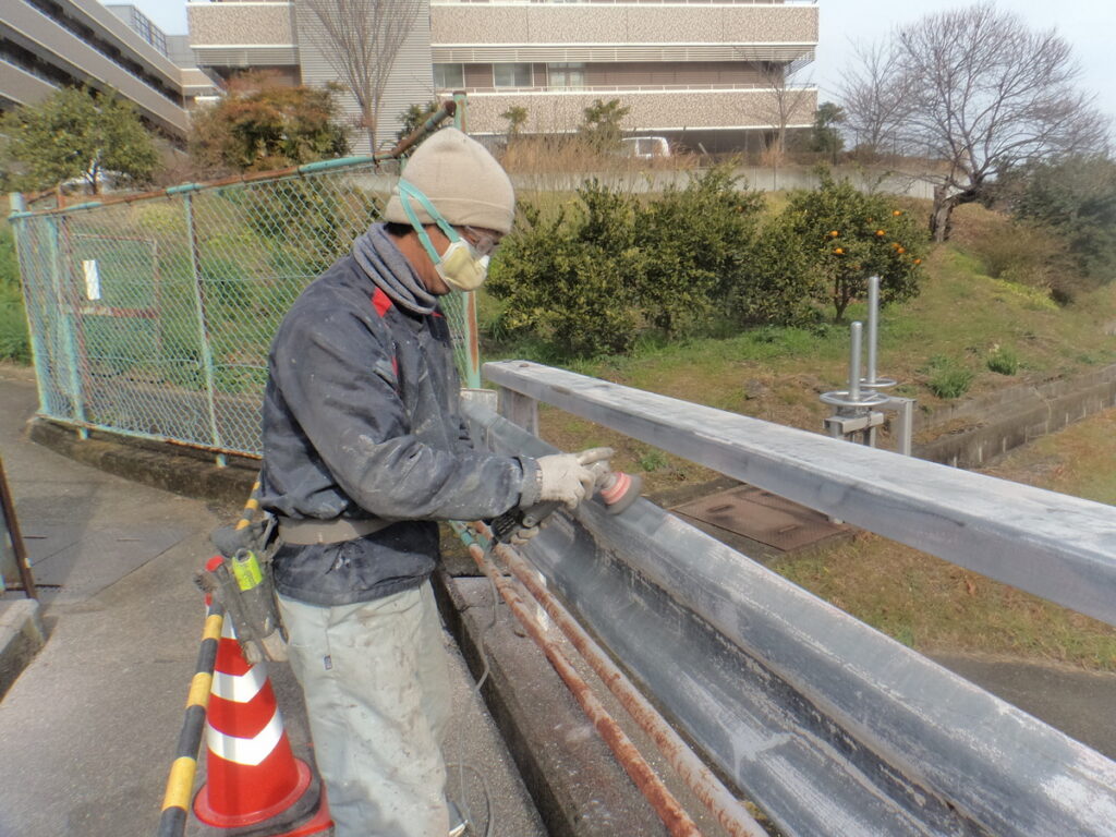 大阪狭山市でガードレール塗装　―　外壁塗装、防水工事なら宮川塗装