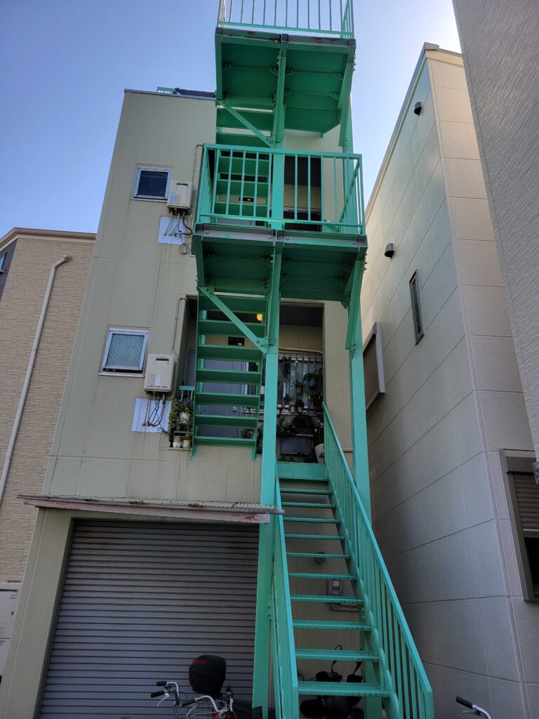 大阪市のアパートで階段と手摺の塗装工事